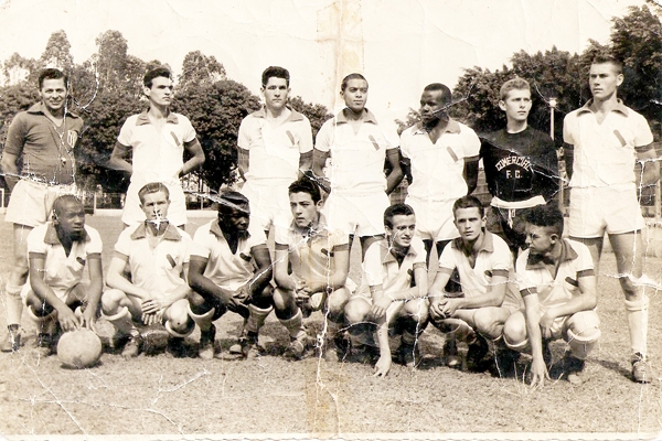 A colaboração de hoje veio do leitor e amigo Luizinho Seresta. É a foto de um dos times do Comercial da Vila Monteiro, isso lá pelo começo dos anos 1960. Aparecem em pé, da esquerda para a direita: Catarata, Neguinho, Walter, Tiãozinho, Ditão, Amauri, Que